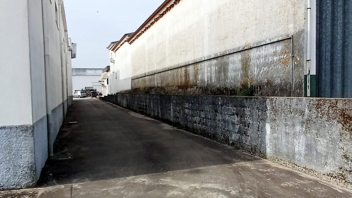 Ruela ao lado das bombas, que vai dar ao MeuSuper, para onde Miguel fugiu e foi apanhado